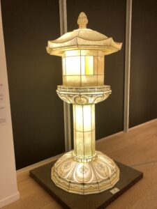 Reproduction d'une lanterne en pierre de la période Silla unifié de l'ermitage de Baekjangam du temple Silsangsa. Réalisation Yin Song-Ja. Désignée trésor national coréen, c'est la seule lanterne gravée d'une balustrade. Le piédestal et la plateforme centrale sont en forme de lotus.