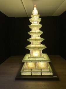 Lanterne reproduisant la pagode de pierre à cinq niveaux du temple de Geumsansa - Réalisation Jeon Yong-Il. Pagode de l'époque Goryeo désignée trésor national coréen