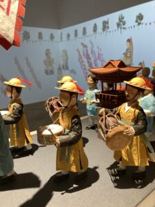 La parade en figurines de papier hanji - Réalisation Yang Mi-Young. La tête de parade