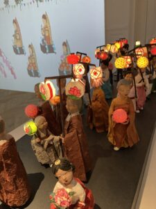 La parade en figurines de papier hanji - Réalisation Yang Mi-Young. Les moines