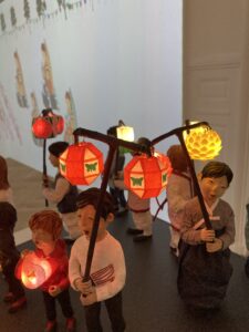 La parade en figurines de papier hanji - Réalisation Yang Mi-Young. Les étrangers et les coréens